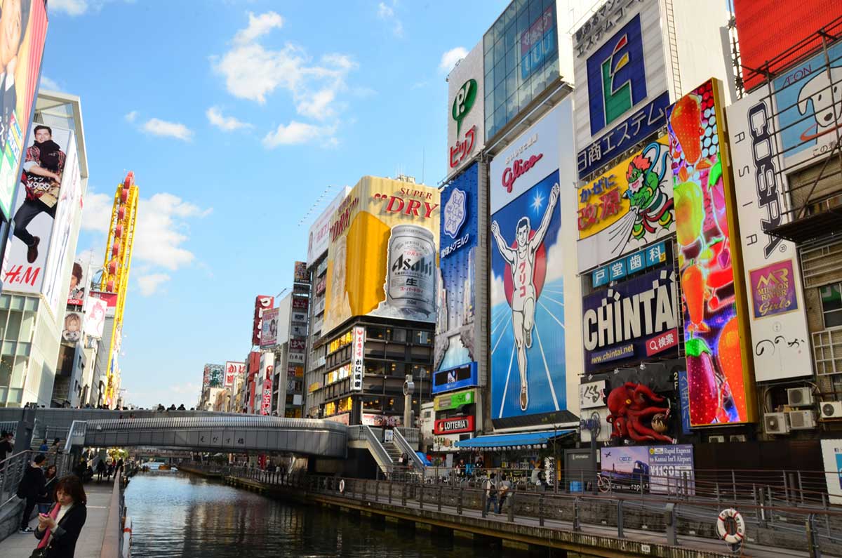 A walking tour to enjoy shopping and local food in Osaka