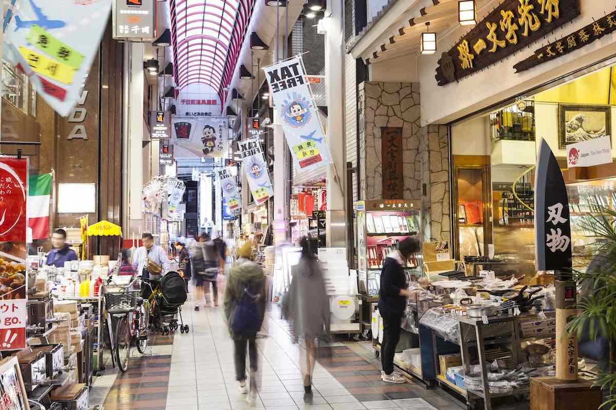 Fully enjoy famous shopping streets in Osaka