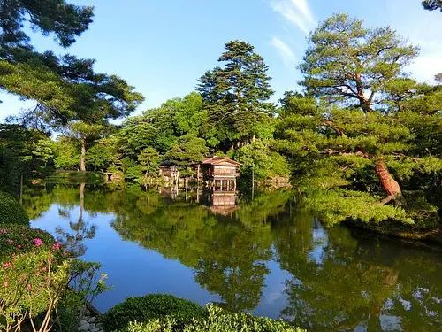 Tea Ceremony in Kenrokuen: Sit With a Master Who Has Been Doing This for Decades