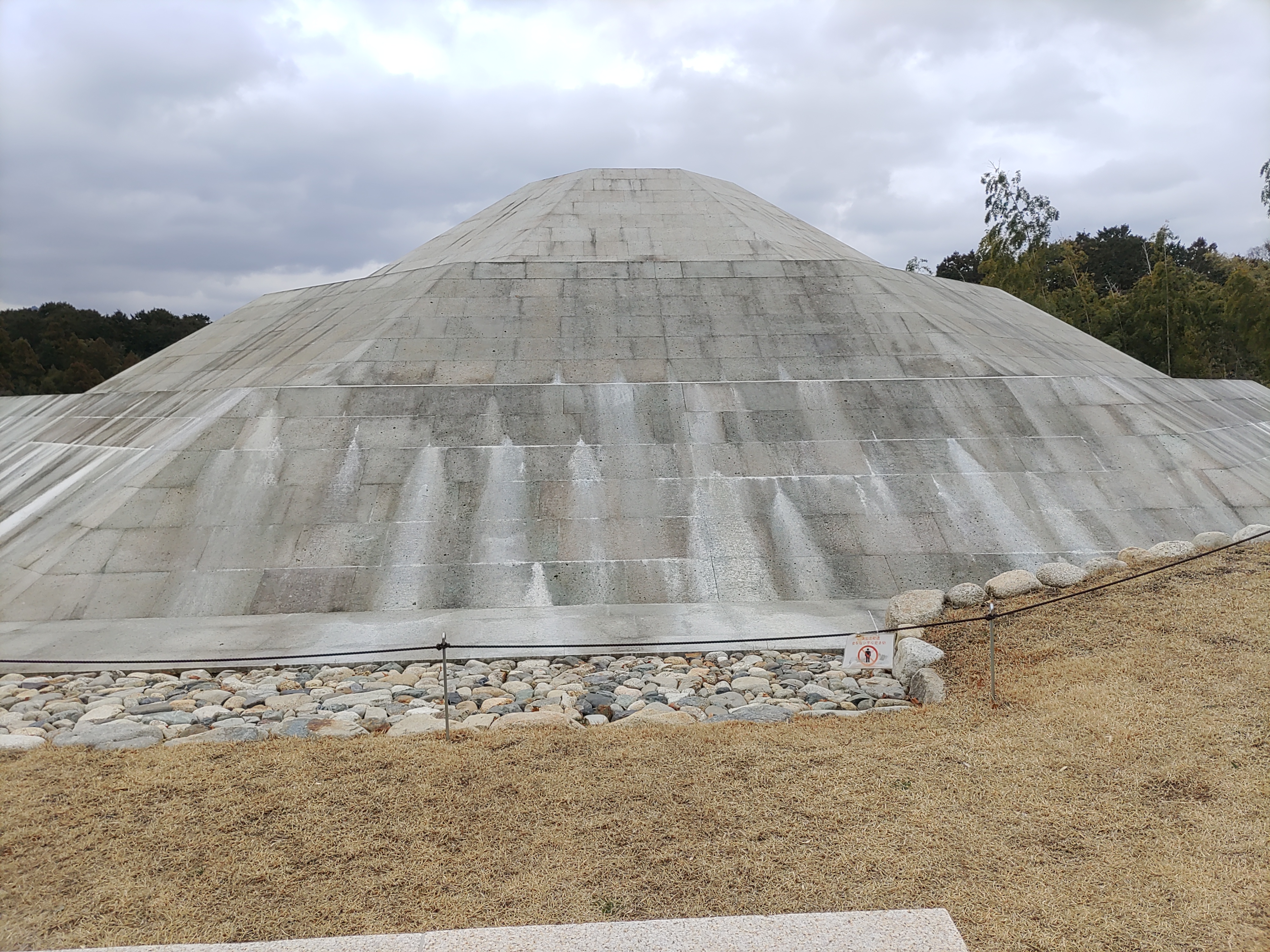 Apparition d’une pyramide à Asuka (Nara)!