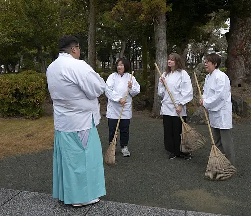 On-Site Experience & Protecting Cultural Heritage]   Formal Worship Ceremony and Cleaning of Shrine Grounds Tour at Munakata Taisha Nakatsu-miya 
