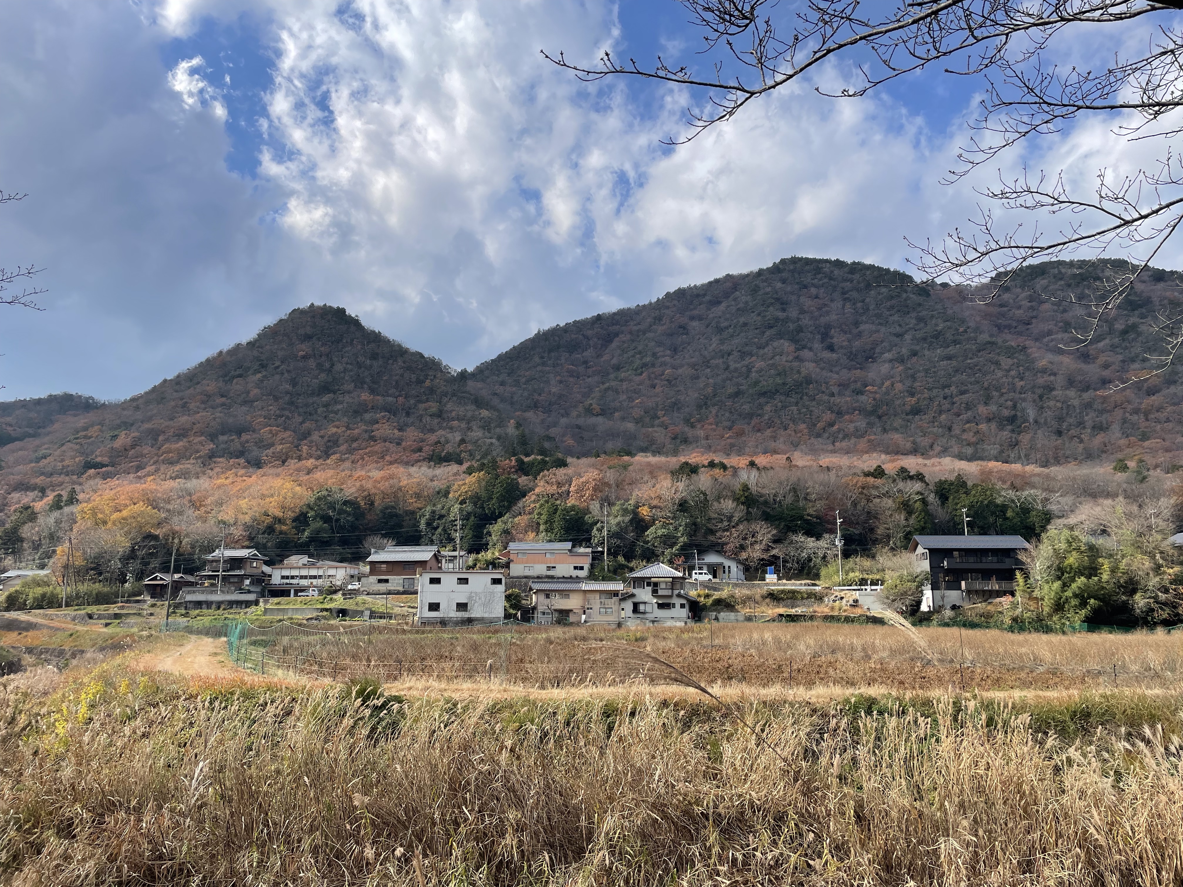 A Day Trip from Osaka to 800 Year Old Pottery Village -- Meet a Beautiful Scenery and Folk Art  -- 